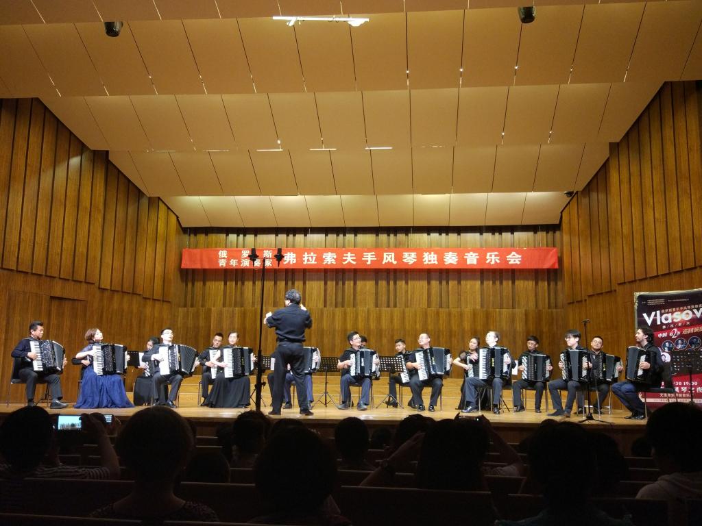 音乐会演奏老师名单(从左到右):姜杰、丰雷、张天宇、孟辉、索阔洛夫、罗汉、王学庆、杨屹、刘昭、刘睿、弗拉索夫音乐会演奏学生名单(从左到右):赵旭晨、黄靖茹、朱宝康、张之远、宋嘉翌、王丹、岳靓、于腾